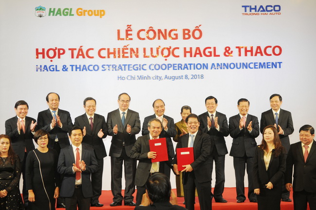 Cái bắt tay giữa THACO và Hoàng Anh Gia Lai. Ảnh: HAGL Group