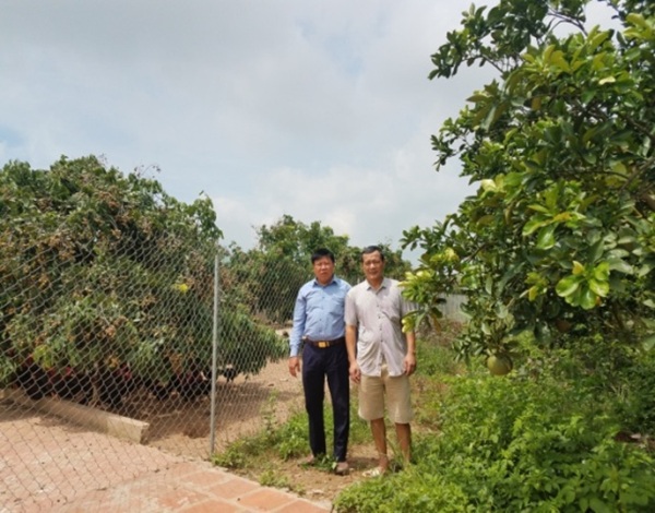 Ông Ngô Quang Mơn (bên trái) và ông Ngô Văn Nhiệu.