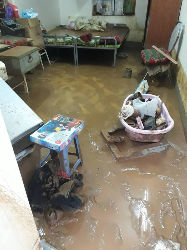 Nước lũ ngập khu vực nội trú của học sinh Trường PTDTBT THCS Nà Ớt.