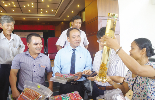 Các đại biểu tìm hiểu các mặt hàng nông nghiệp hữu cơ ở Quảng Nam.