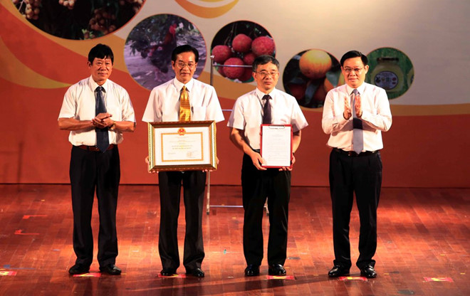 Phó thủ tướng trao bằng công nhận huyện Mỹ Hào, Hưng Yên đạt chuẩn nông thôn mới. Ảnh: VGP/Thành Chung.