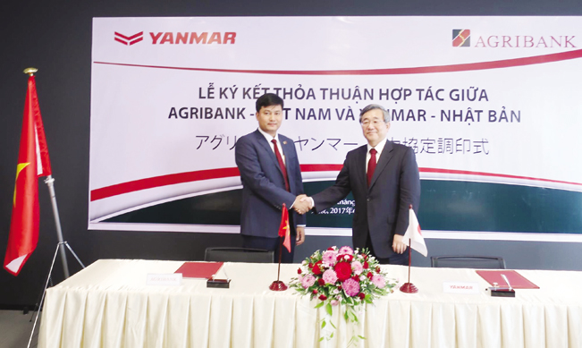 Đại diện Agribank và Yanmar ký thỏa thuận hợp tác.