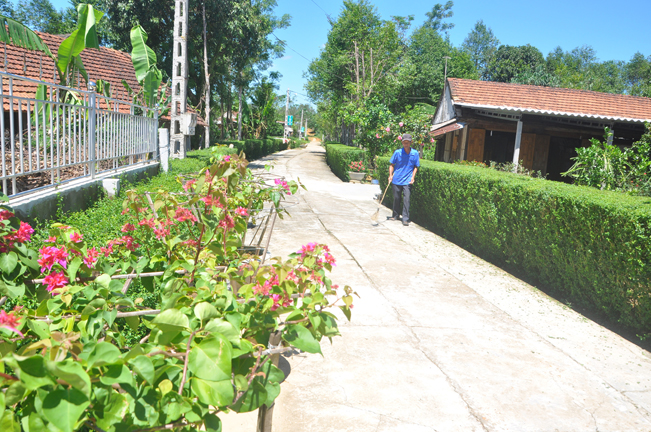 Con đường dẫn vào nhà ông Trường được chỉnh trang với đầy hoa, cây xanh rất đẹp mắt.