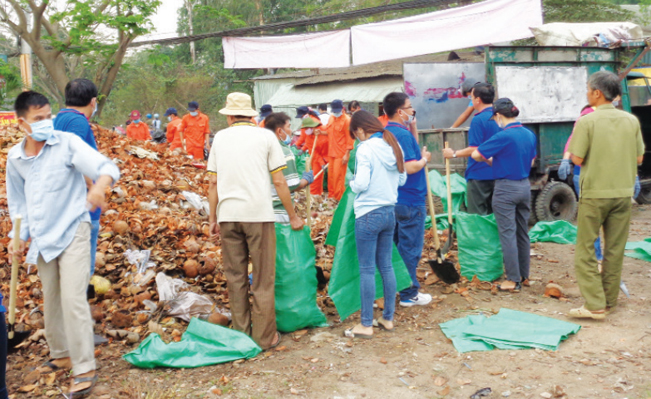 Các đoàn thể xã Vĩnh Lộc A (Bình Chánh, TP.HCM) ra quân tổng vệ sinh môi trường trên địa bàn.