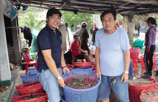 Ông Lê Quang Toàn (phải) làm giàu nhờ nuôi tôm. Ảnh: CT.