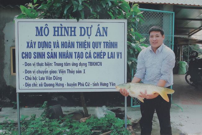 Anh Lưu Văn Dũng và sản phẩm cá sạch của HTX.