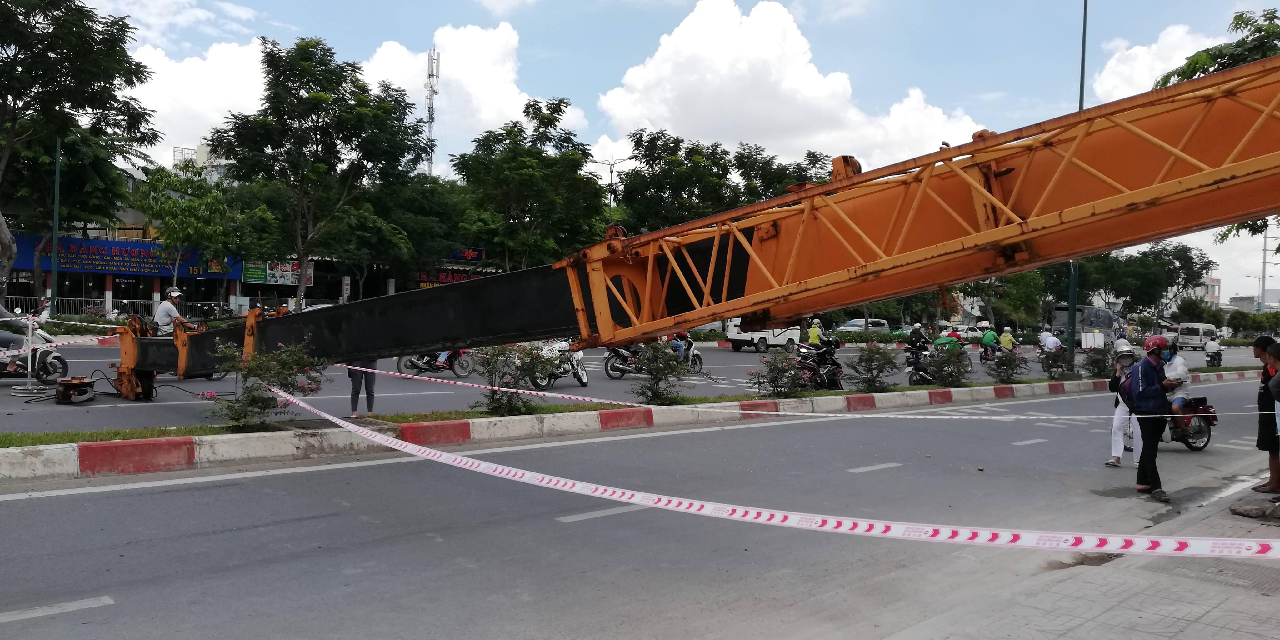 Tay cẩu dài hơn 20m nặng hàng tấn đổ sập, vắt ngang đường nhưng may mắn không gây thương vong cho người dân.