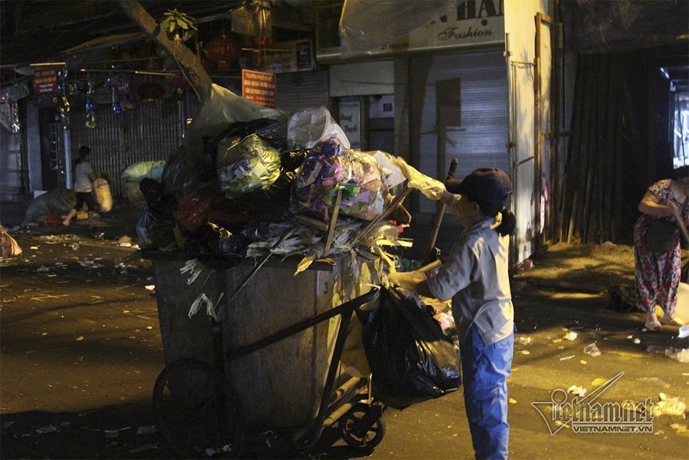 Chỉ mới dọn vài mét nhưng công nhân môi trường quận Hoàn Kiếm đã gom được cả 'núi rác'.