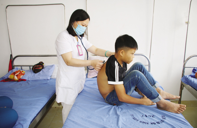 Em Vì Văn Cường đang được các bác sỹ Bệnh viện Đa khoa tỉnh Sơn La kiểm tra khám sức khỏe.