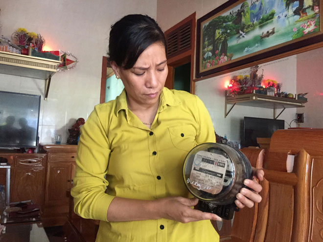 Gia đình chị Nguyễn Thị Hoa bị cắt điện, tháo đồng hồ nhiều ngày nay.