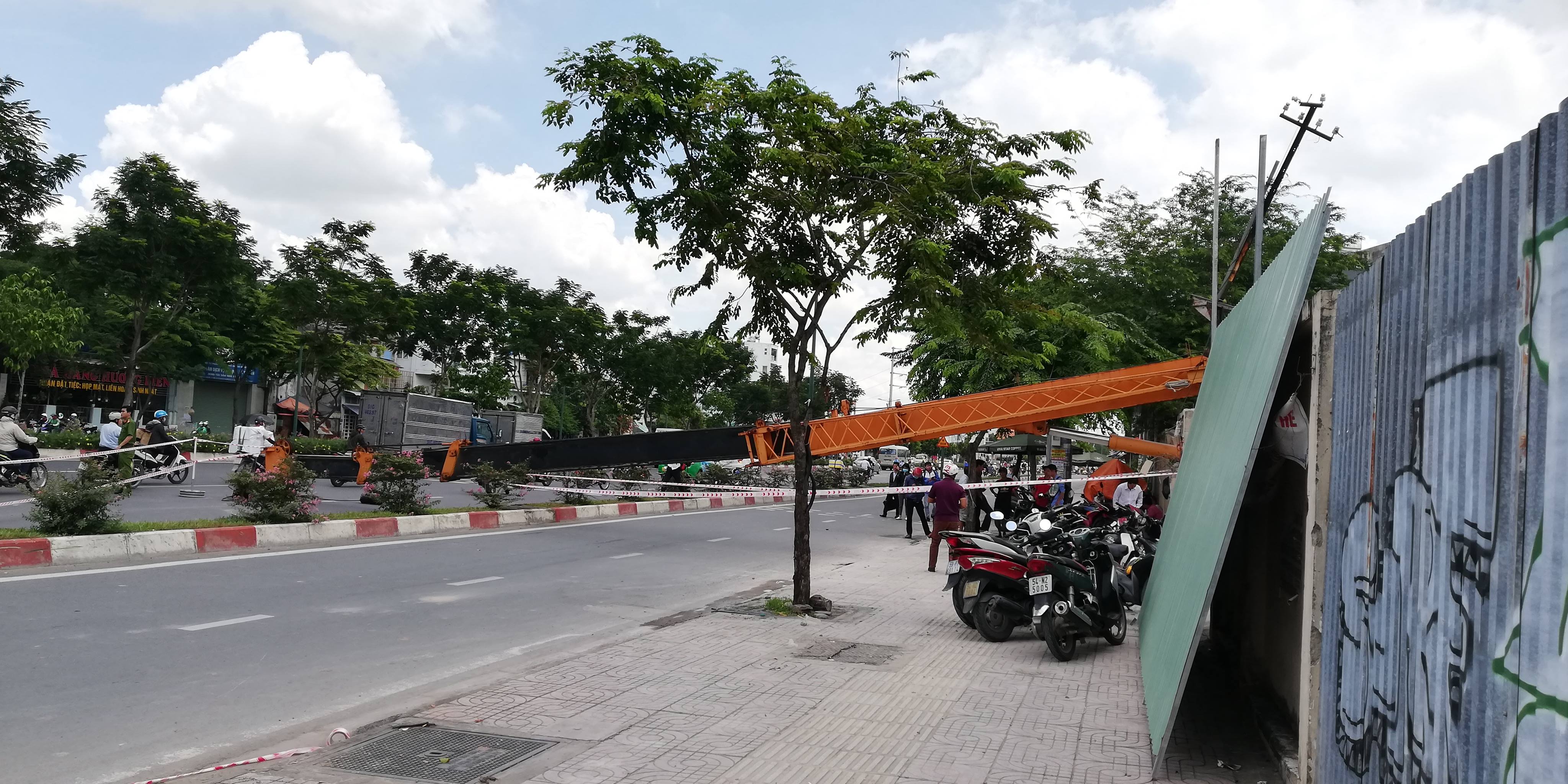 Hiện trường vụ sập cần cẩu trên đại lộ Phạm Văn Đồng.