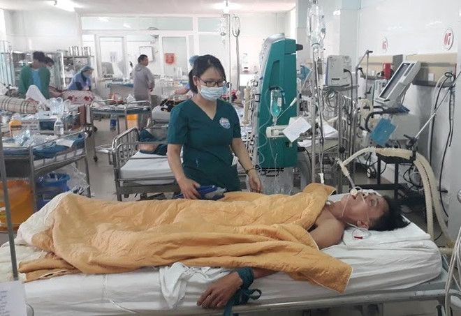 Bệnh nhân Nguyễn Văn Nhật được truyền gần 5 lít bia để giải ngộ độc rượu. (Ảnh: NV)