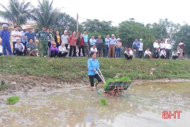 Đông đảo bà con nông dân xã Quang Lộc đến xem trình diễn máy cấy lúa trên cánh đồng.