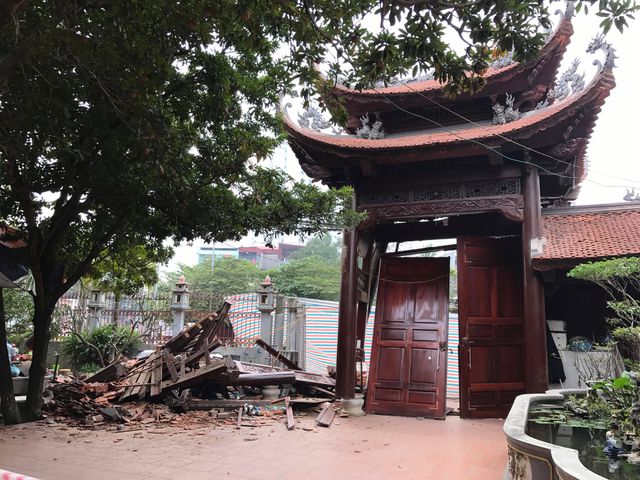Cổng chùa bị đâm vỡ nát.