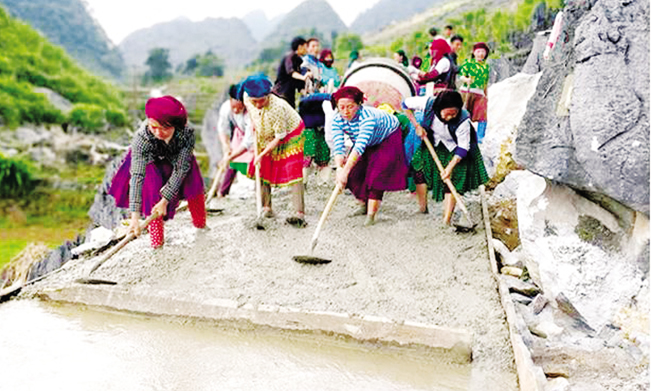 Nhờ thực hiện tốt phương châm Nhà nước và nhân dân cùng làm nhiều tuyến đường liên thôn  trong xã Sủng Trái được mở mới.