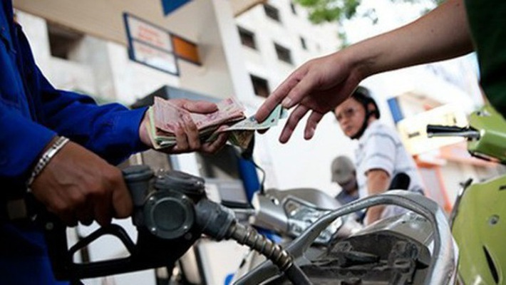 Phó thủ tướng Chính phủ Vương Đình Huệ mới đây đã yêu cầu các cơ quan liên quan sử dụng Quỹ Bình ổn xăng dầu để bù đắp mức tăng giá do áp dụng biểu thuế bảo vệ môi trường mới.