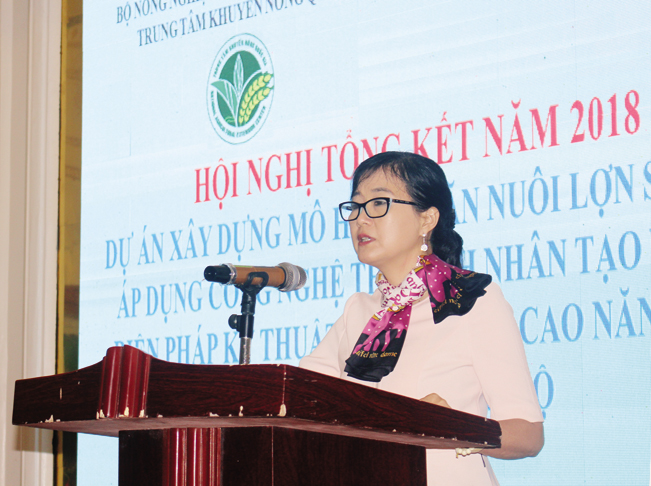 Bà Hạ Thúy Hạnh, Phó Giám đốc Trung tâm Khuyến nông Quốc gia phát biểu tại hội nghị.