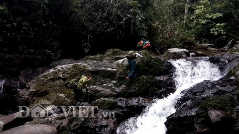 Khu vực suối Làng Sáng có dòng nước trong và lạnh quanh năm. Đi lại khu vực này rất nguy hiểm bởi thác nước và những hòn đá, tảng đá trơn trượt bởi rêu xanh...