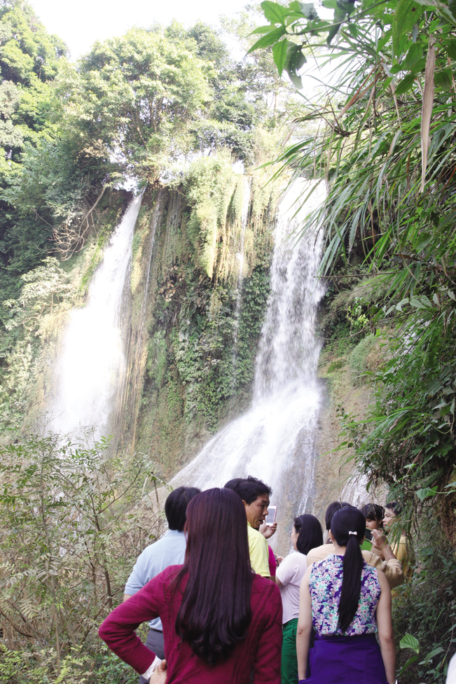 Hàng năm, thác Dải Yếm thu hút đông khách du lịch đến khám phá.