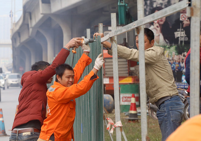 Hàng chục công nhân thuộc Công ty đường bộ 1 Hà Tây được huy động để thi công. Theo các công nhân, ban ngày họ làm rào chắn và xén thảm cỏ, mở rộng đường vào ban đêm để tránh ảnh hưởng đến giao thông.