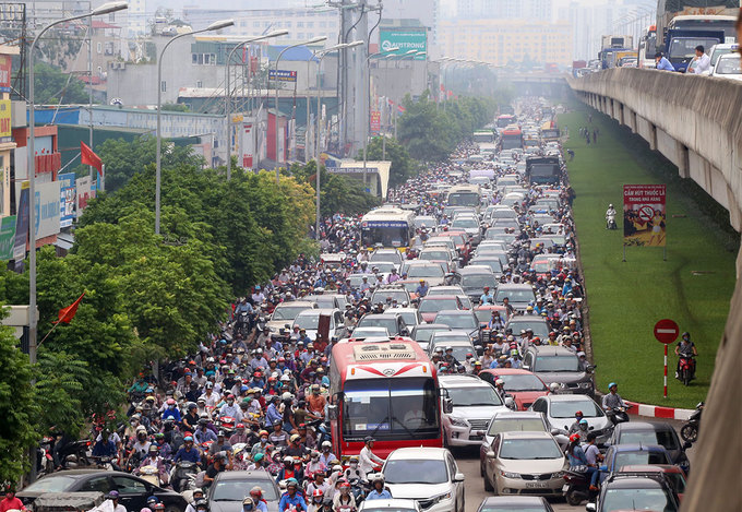 Ba năm trở lại đây, trục vành đai 3 thường xuyên xảy ra ùn tắc, nhất là đoạn Khuất Duy Tiến, Nguyễn Xiển giao với Nguyễn Trãi, dòng phương tiện kéo dài vài km vào giờ cao điểm.