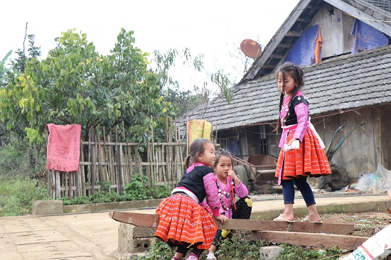 Các em nhỏ ở bản Pa Khen 1, thị trấn nông trường Mộc Châu (Sơn La) được bố mẹ sắm váy mới để chơi xuân.