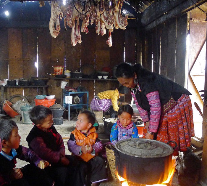 Trong ngày Tết cổ truyền của đồng bào Mông, nhà nào nhà nấy đều rục rịch chuẩn bị mâm cỗ đón năm mới.