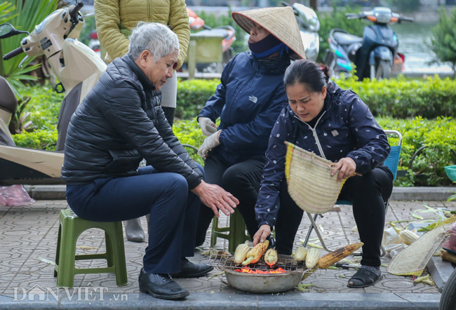 Những quán ngô nướng ven đường trở nên đắt hàng. Giá rét khiến các thực khách dễ dàng bị hấp dẫn bởi mùi ngô nướng thơm phức, tìm đến mua một, hai bắp ngô ăn cho ấm lòng.