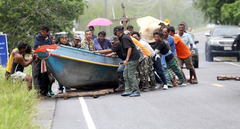 Ngư dân ở Pak Phanang, tỉnh Nakhon Si Thammarat đưa thuyền lên bờ trước bão.