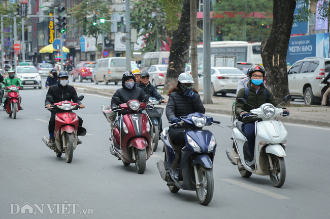 Do ảnh hưởng của không khí lạnh, thời tiết Hà Nội những ngày này rét đậm, rét hại, có lúc có mưa, nền nhiệt chỉ ở mức 11-13 độ C.