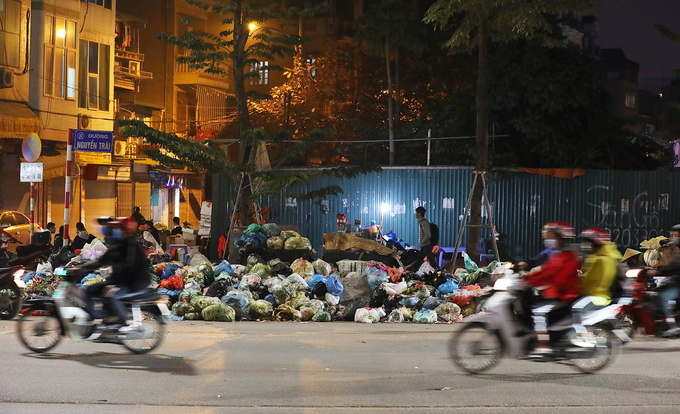 Từ 10.1 đến nay, hơn 40 người dân Nam Sơn phong tỏa đường vào Khu xử lý rác thải Sóc Sơn dẫn đến nhiều tuyến đường các quận Thanh Xuân, Nam Từ Liêm, Ba Đình, Long Biên... rác chất kín nơi tập kết. 