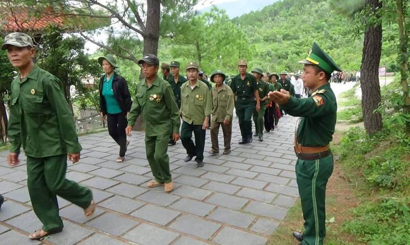 Chiến sĩ Đội bảo vệ mộ Đại tướng Võ Nguyên Giáp dẫn từng đoàn khách lên viếng mộ Người.