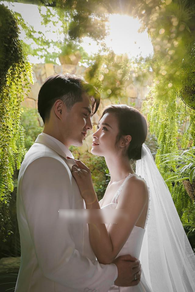 Đông Nhi xinh đẹp, tình tứ bên Ông Cao Thắng trong loạt ảnh cưới đẹp &quot;lịm tim&quot; - Ảnh 1.