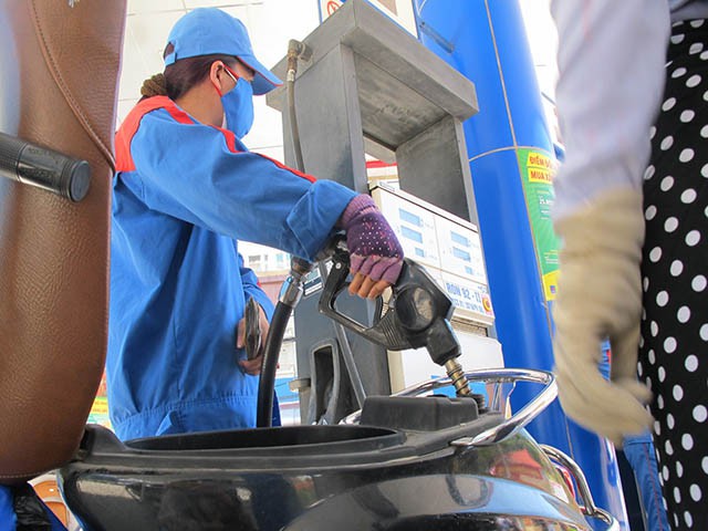 Giá dầu “lao dốc không phanh”, xăng có thể giảm mạnh 11.000 đồng/lít - Ảnh 1.