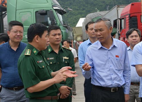 Nông sản ùn ứ dài 5km ở cửa khẩu: Khai báo đúng hàng, tăng giờ làm - Ảnh 3.