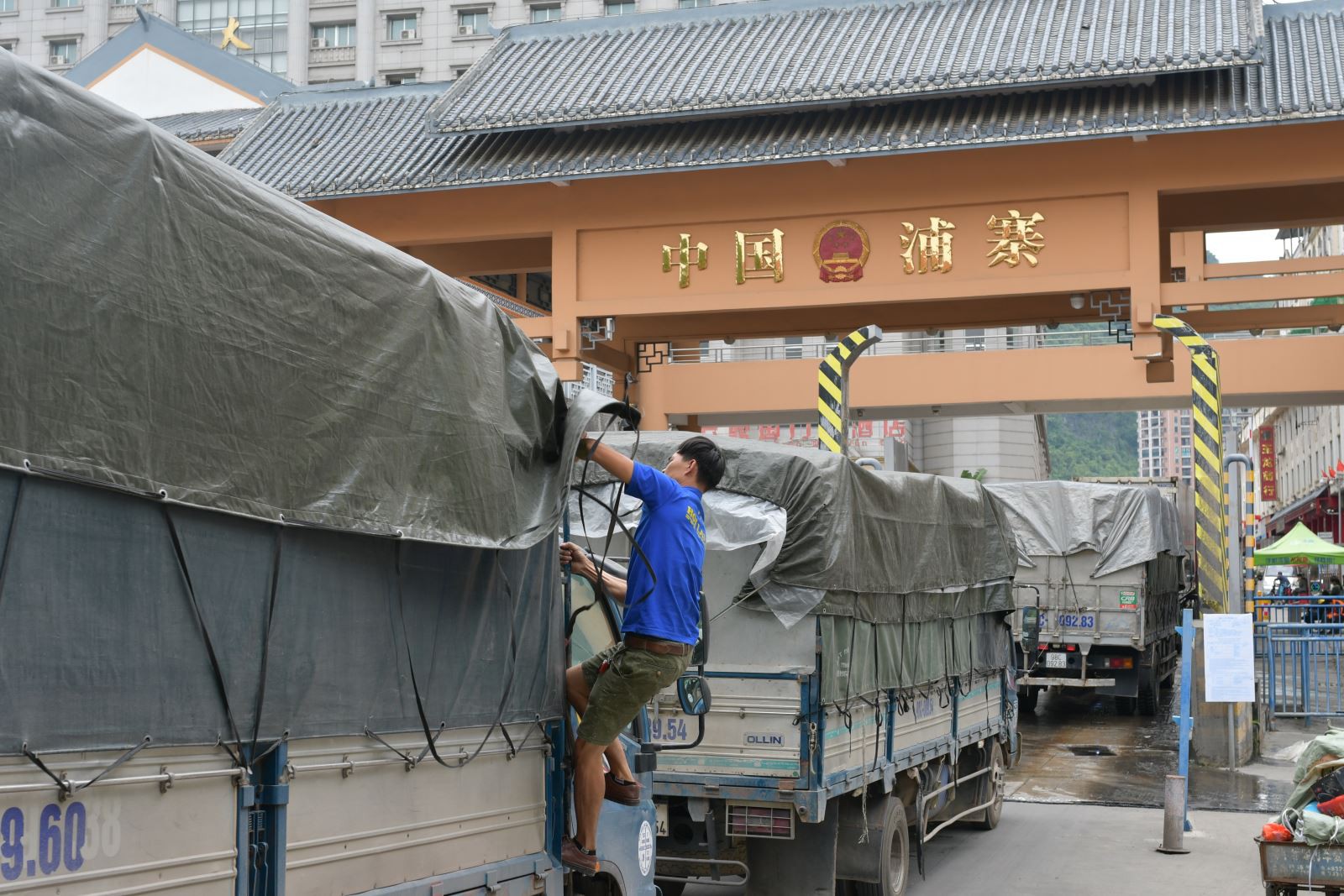 Nông sản ùn ứ dài 5km ở cửa khẩu: Khai báo đúng hàng, tăng giờ làm - Ảnh 6.