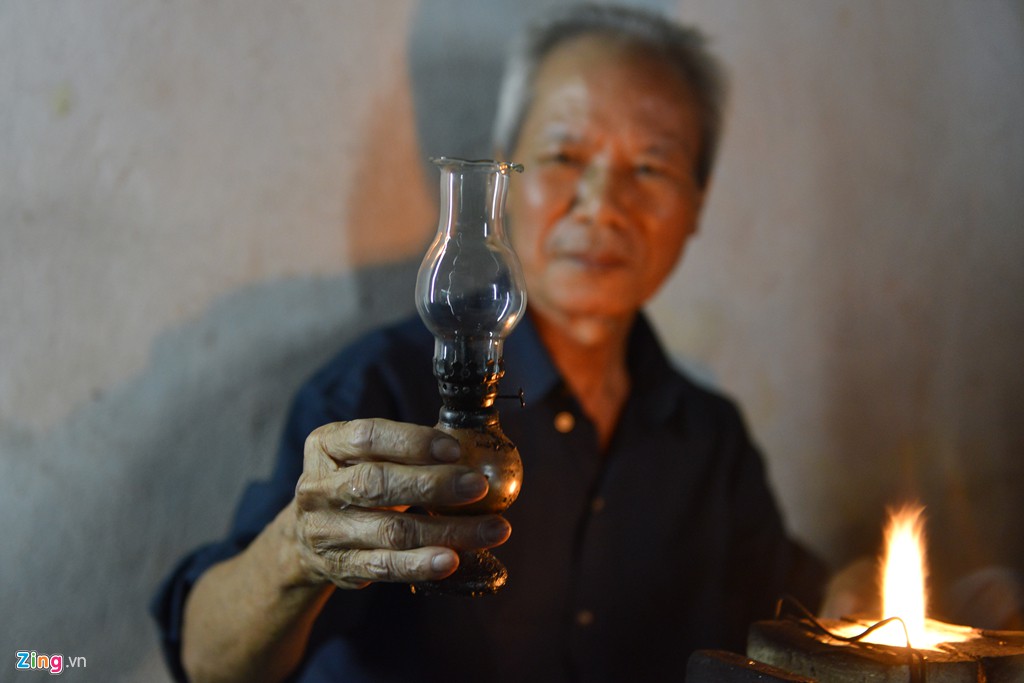 Hai vợ chồng 30 năm tái chế thủy tinh từ bóng đèn tuýp - Ảnh 8.