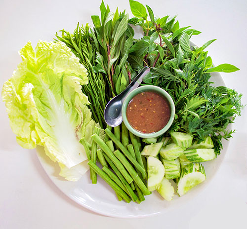 Lá đinh lăng là loại rau đi kèm với nhiều món ăn.