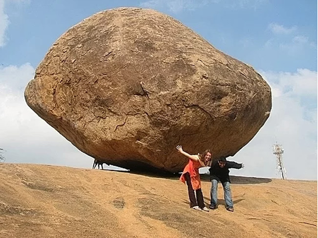 Tảng đá được cho là đã ở vị trí này 1.200 năm. Ảnh: NickyBoy/Amusing Planet.