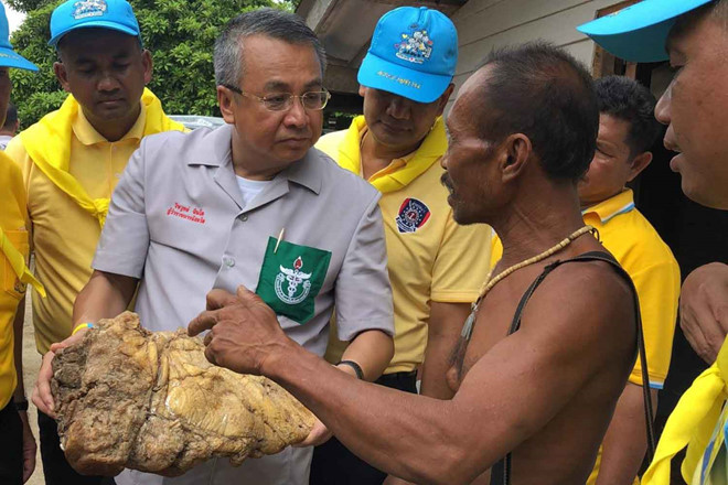 Ngư dân Jamras Thiachote cho thống đốc tỉnh Surat Thani xem cục Long Diên Hương mà ông tìm thấy trên bờ biển. Ảnh: Bangkok Post.