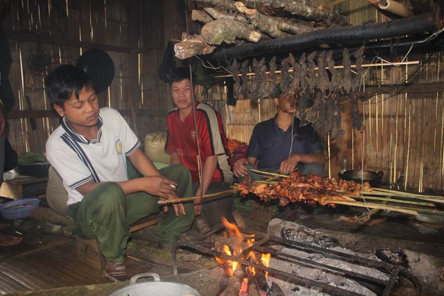 Những món thịt rừng được người dân nướng và ăn với các loại lá rừng.