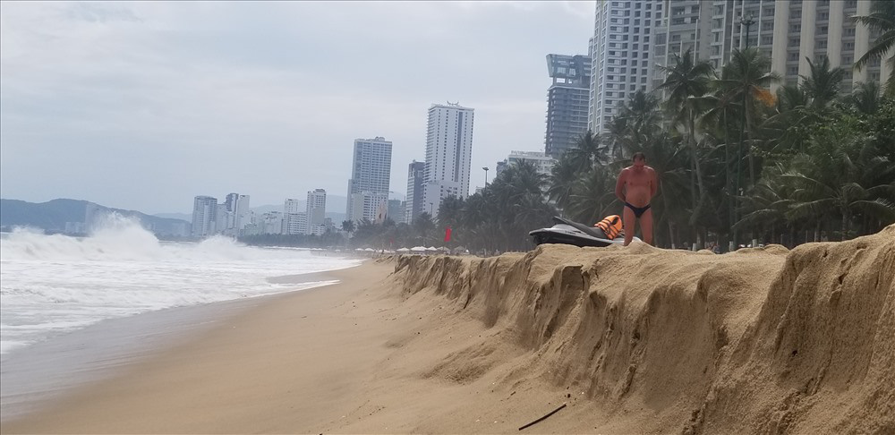 Trước bão số 6: Kỳ lạ “tường” cát cao gần 1m xuất hiện ở biển Nha Trang - Ảnh 4.