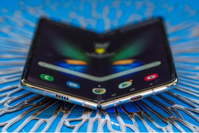 HOT: Smartphone gập lại Galaxy Fold sắp ra mắt tại Việt Nam - Ảnh 1.