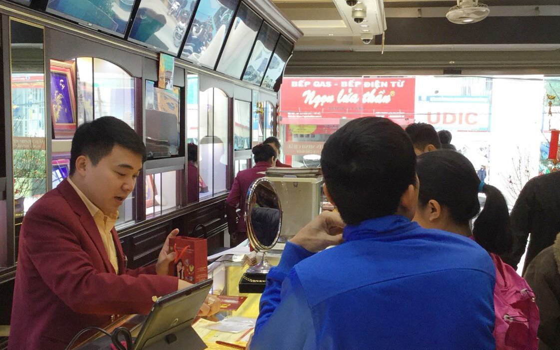 Giá vàng hôm nay 21/11: Vừa đạt đỉnh 2 tuần đã sụt giảm