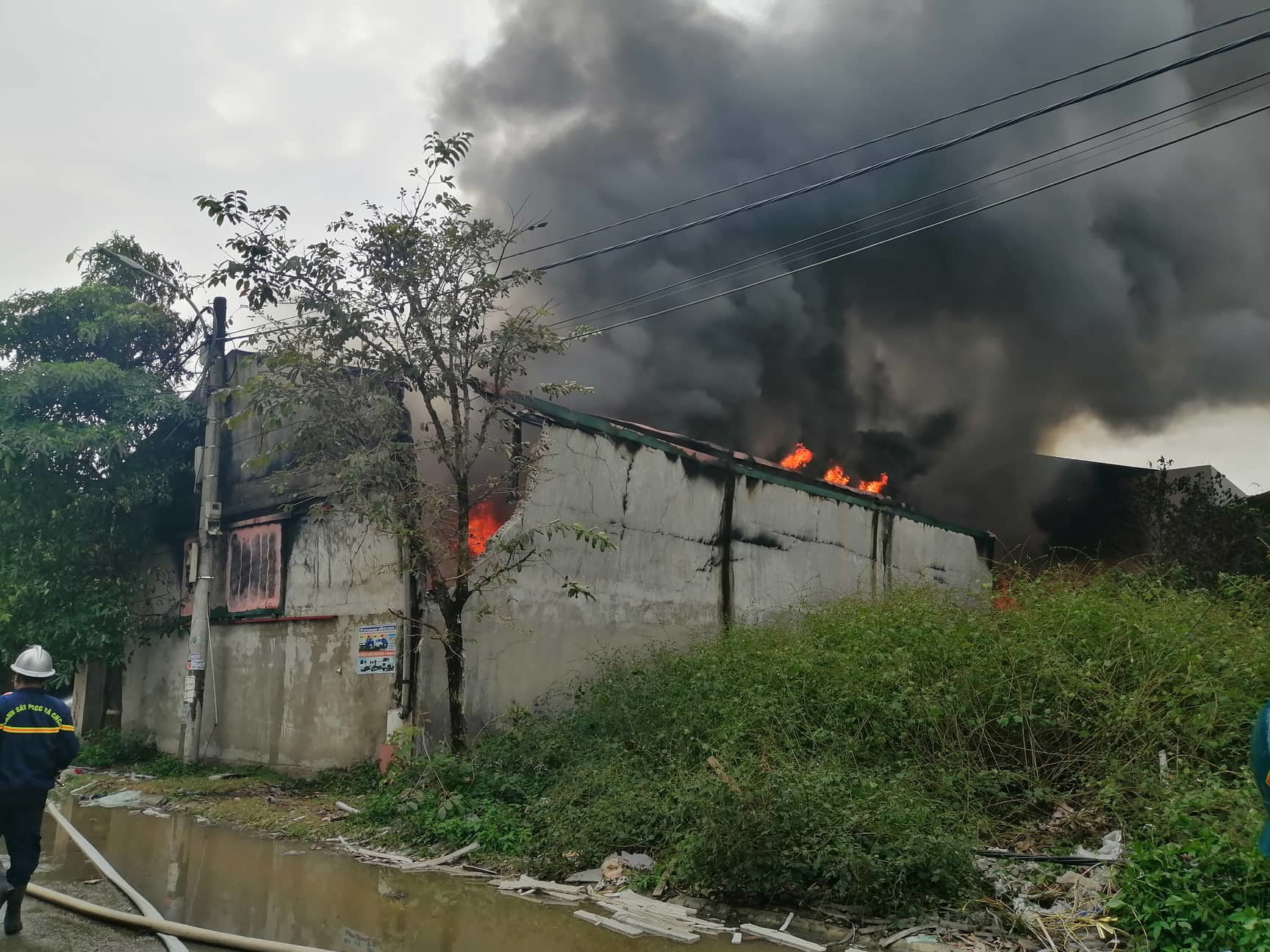 Xưởng chăn ga, gối đệm ở Hà Nội bốc cháy dữ dội - Ảnh 5.