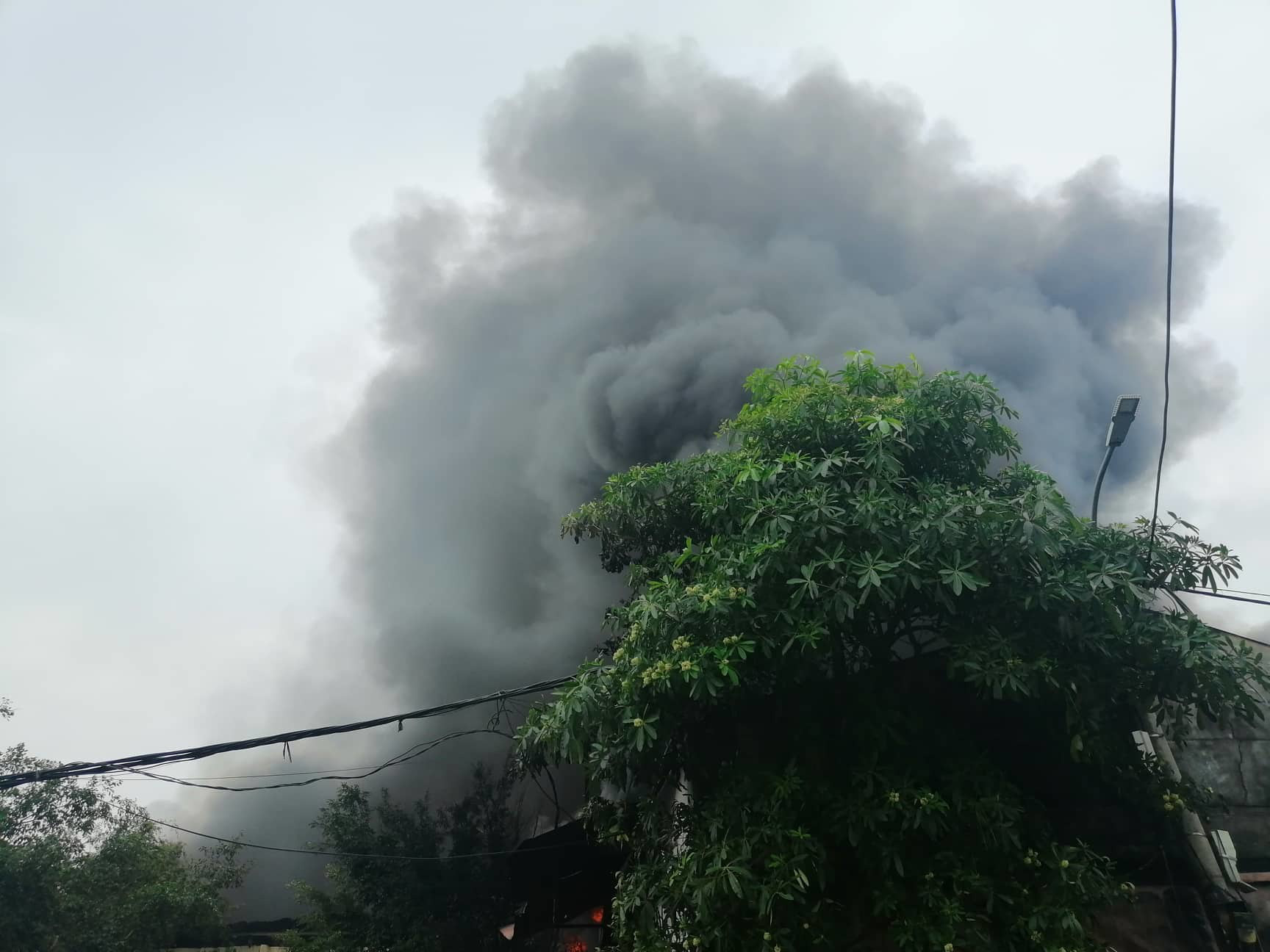 Xưởng chăn ga, gối đệm ở Hà Nội bốc cháy dữ dội - Ảnh 4.