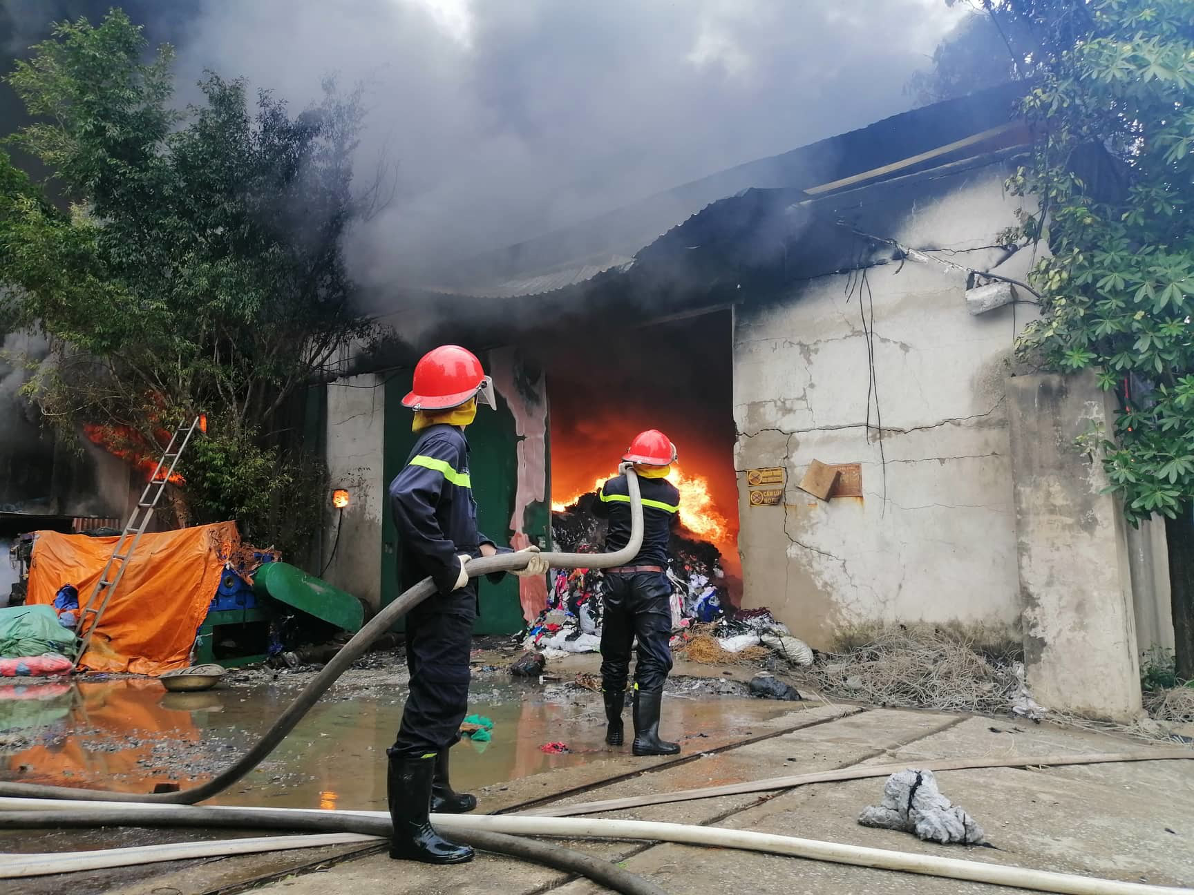 Xưởng chăn ga, gối đệm ở Hà Nội bốc cháy dữ dội - Ảnh 2.