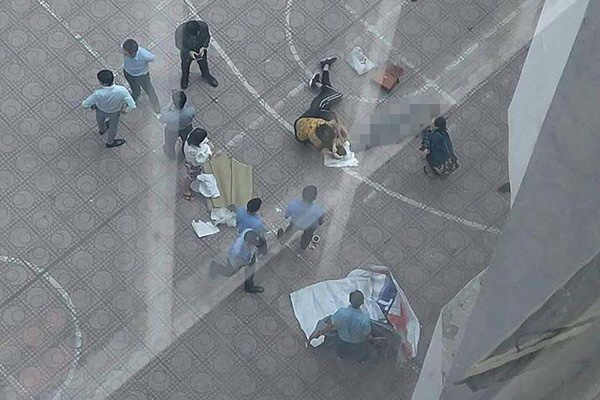 Sinh viên ĐH Kiến trúc Hà Nội bị thương nặng vì người tự tử rơi trúng - Ảnh 2.
