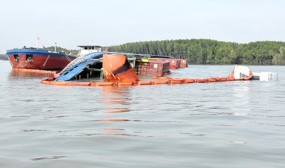 Trục vớt container chìm ở sông Lòng Tàu: 2 thợ lặn hôn mê, 3 người mất tích - Ảnh 1.