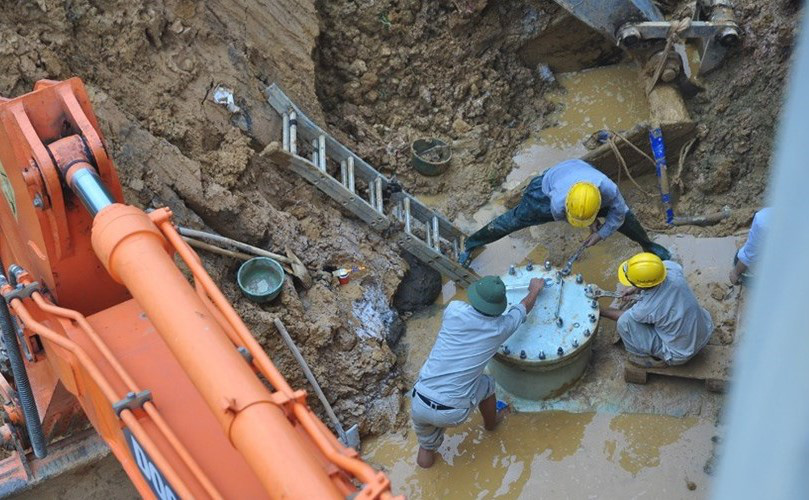 Đường ống nước sạch sông Đà lại gặp sự cố, hàng vạn hộ dân mất nước - Ảnh 1.